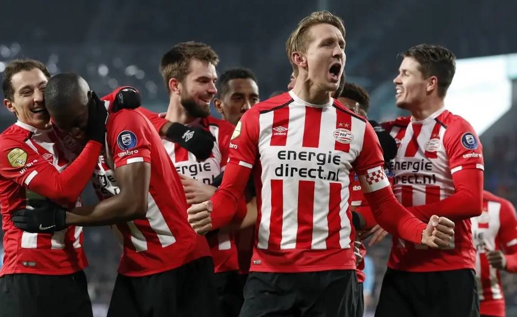 荷甲联赛气氛热烈，吸引球迷狂欢