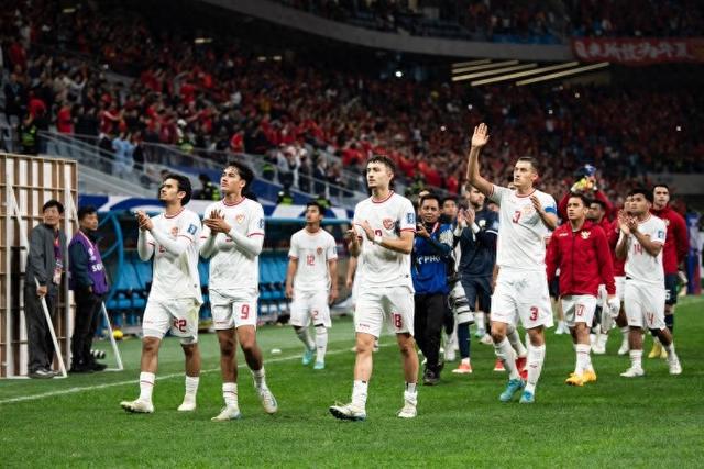 荷甲联赛气氛热烈，吸引球迷狂欢