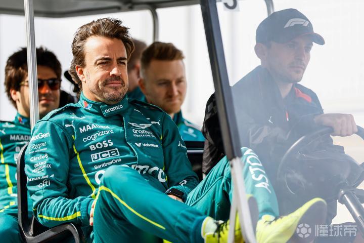 红牛车队鏖战雷诺车队，周冠宇统治全场