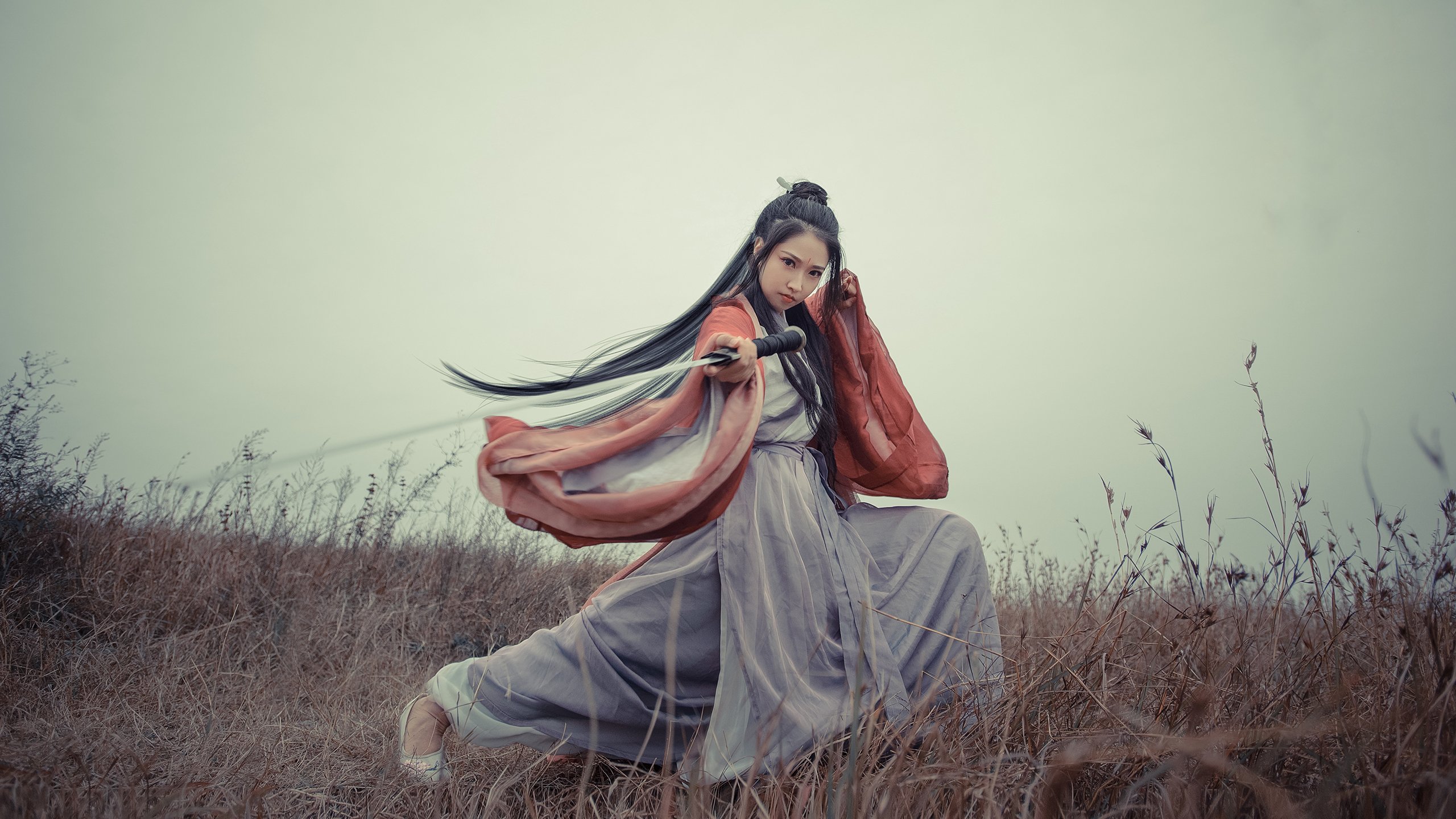 F1新赛季揭幕战之夜，拉文惊艳四座，赛道新星璀璨绽放